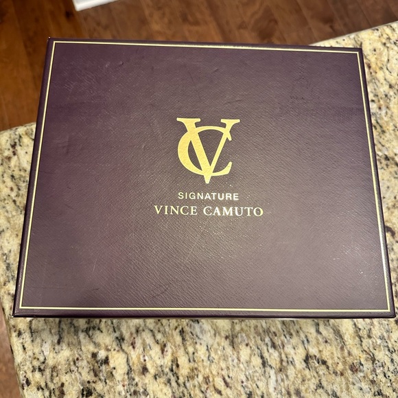 Brand New Signature Vince Camuto. - Picture 2 of 9
